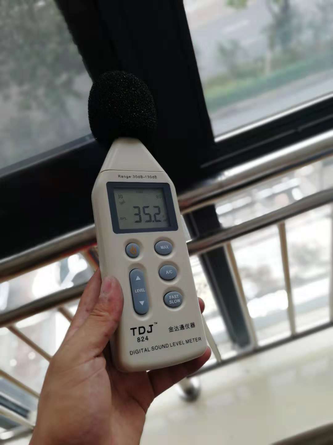 月子会所临马路吵 影响生意这么办？